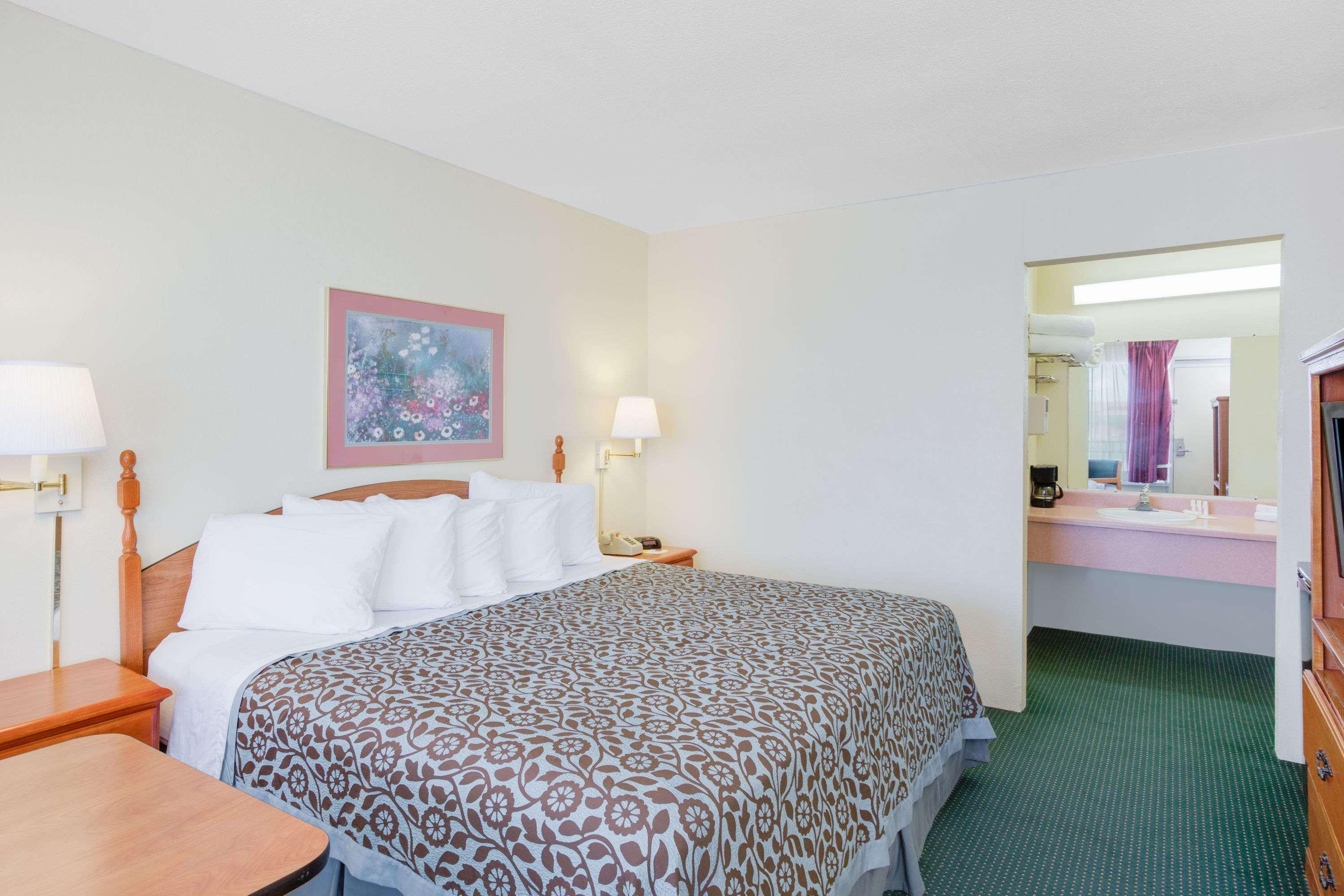 Days Inn By Wyndham Newport Exterior foto