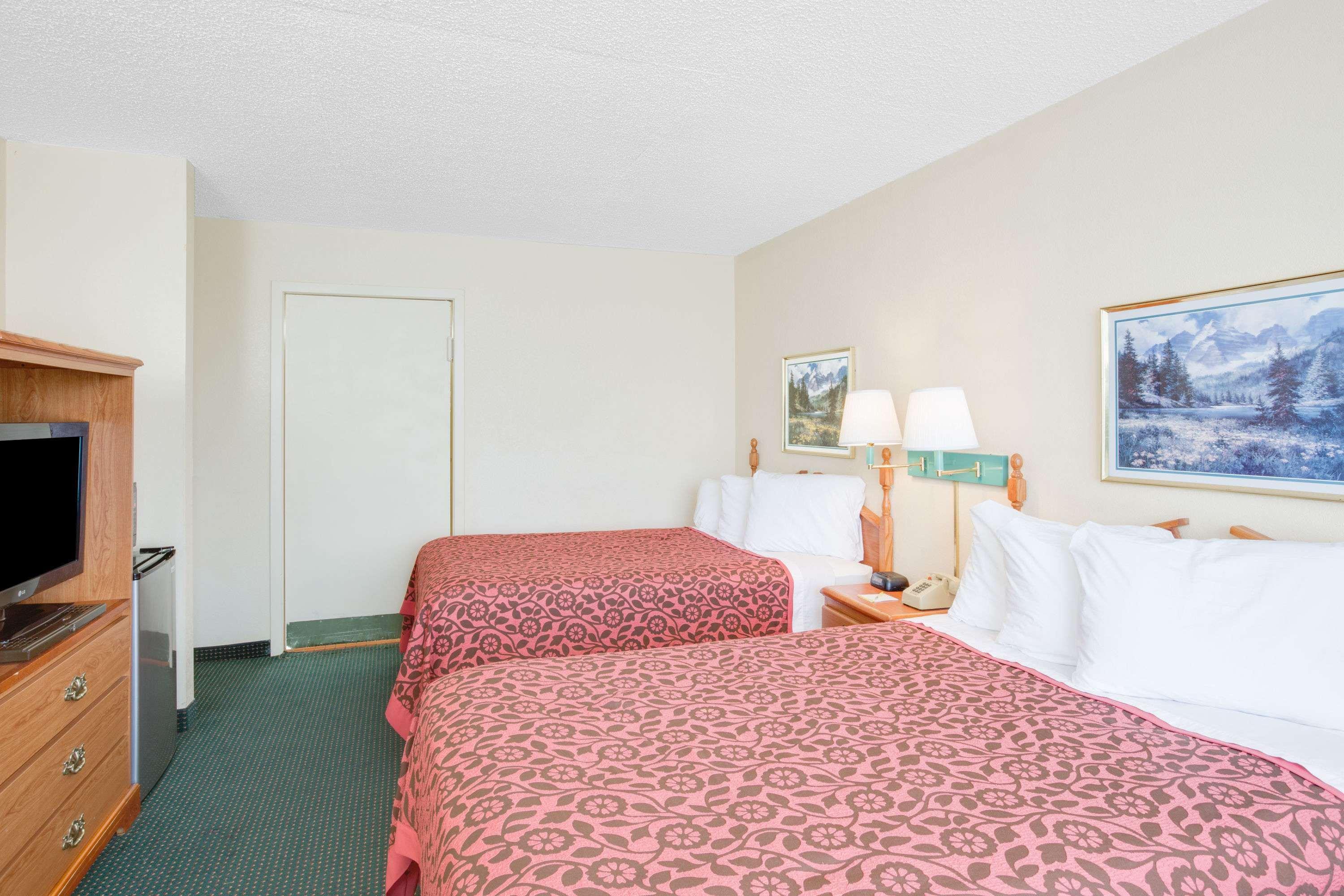 Days Inn By Wyndham Newport Exterior foto