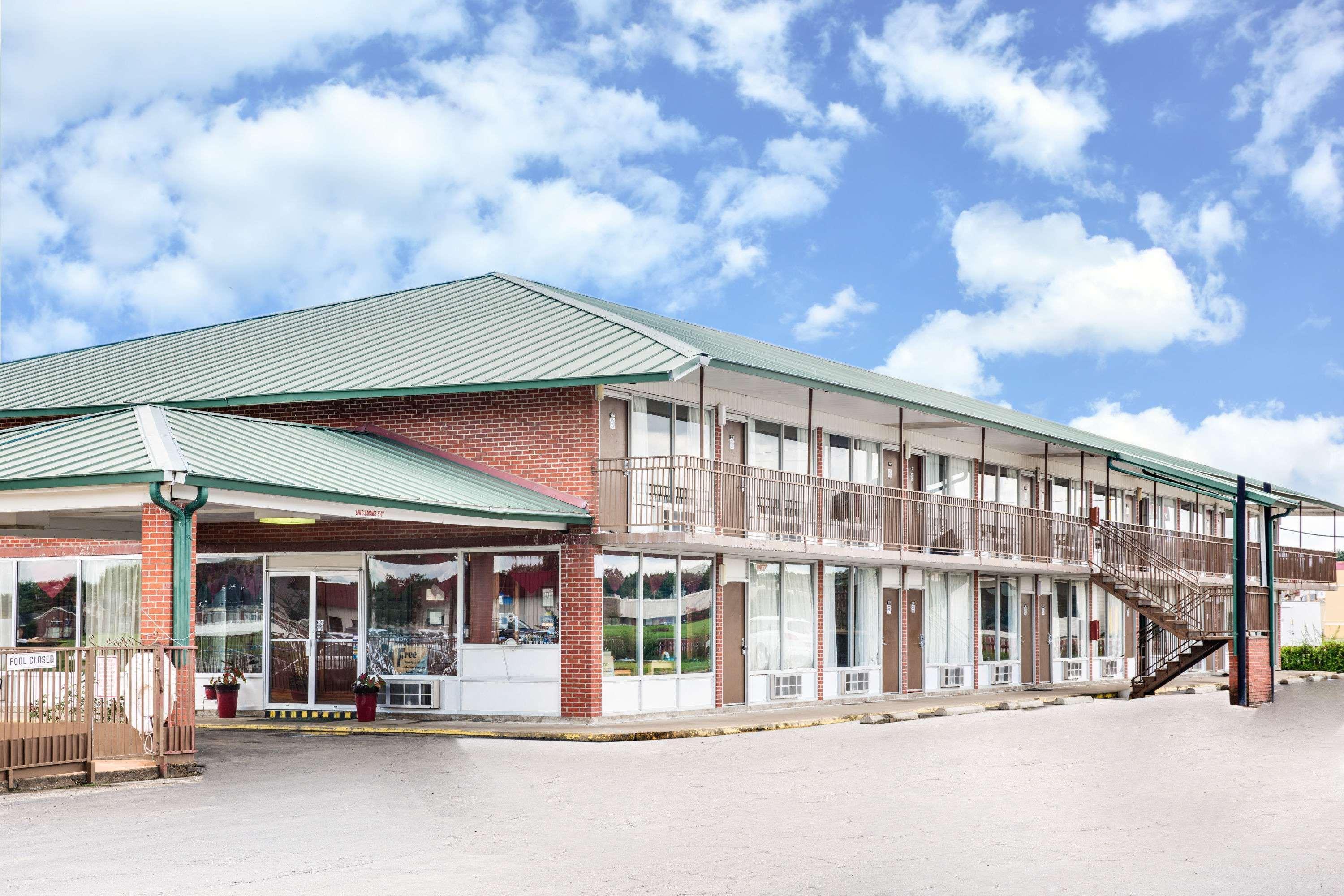 Days Inn By Wyndham Newport Exterior foto