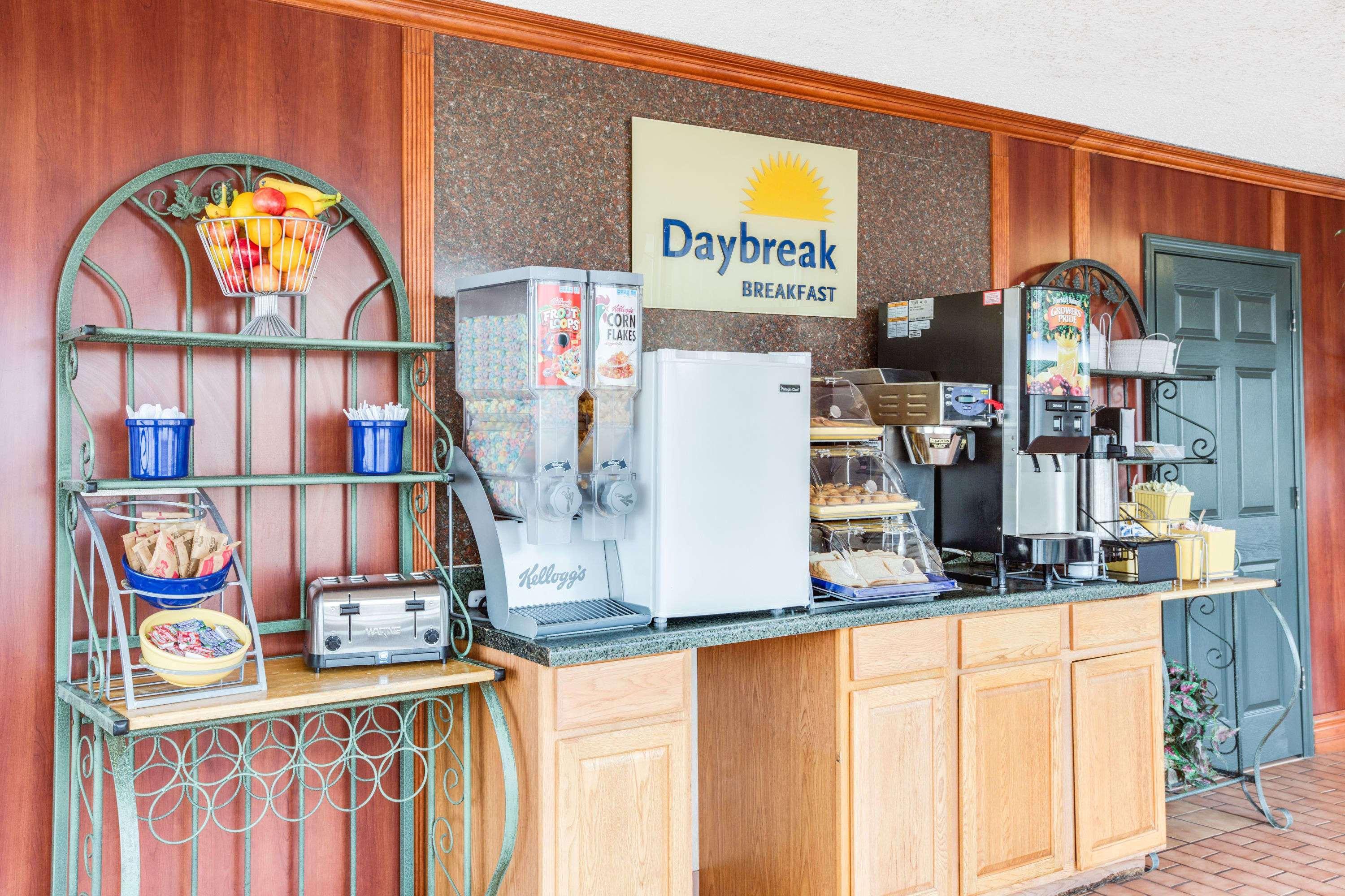Days Inn By Wyndham Newport Exterior foto